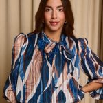 Μπλούζα εμπριμέ με φιόγκο σκούρο μπλε