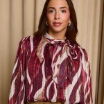 Μπλούζα εμπριμέ με φιόγκο μπορντό