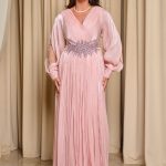 Φόρεμα maxi πλισέ με κόσμημα από πέτρες και στρας baby pink