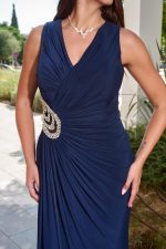 Φόρεμα maxi με κόσμημα από πέτρες και σούρες midnight blue