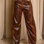 Παντελόνι με snake print και λουστρέ υφή καφέ