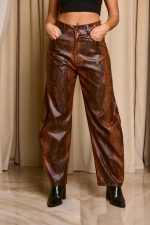Παντελόνι με snake print και λουστρέ υφή καφέ