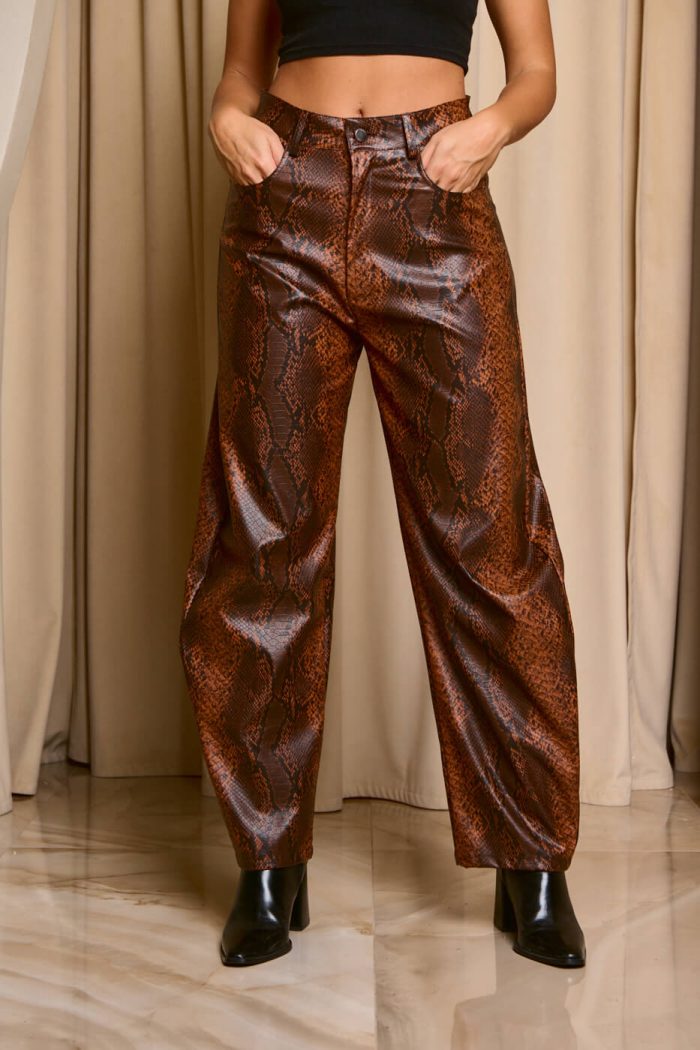 Παντελόνι με snake print και λουστρέ υφή καφέ