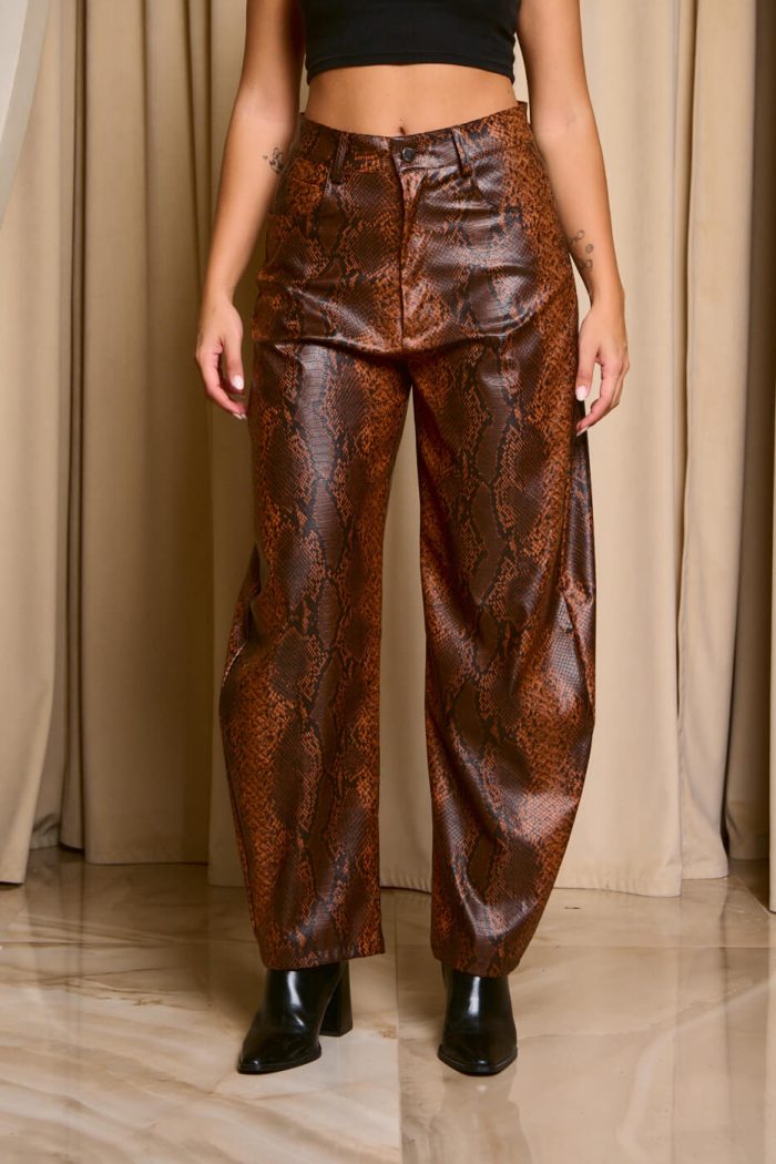 Παντελόνι με snake print και λουστρέ υφή καφέ