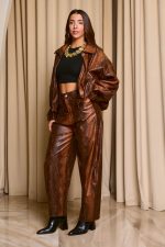 Παντελόνι με snake print και λουστρέ υφή καφέ