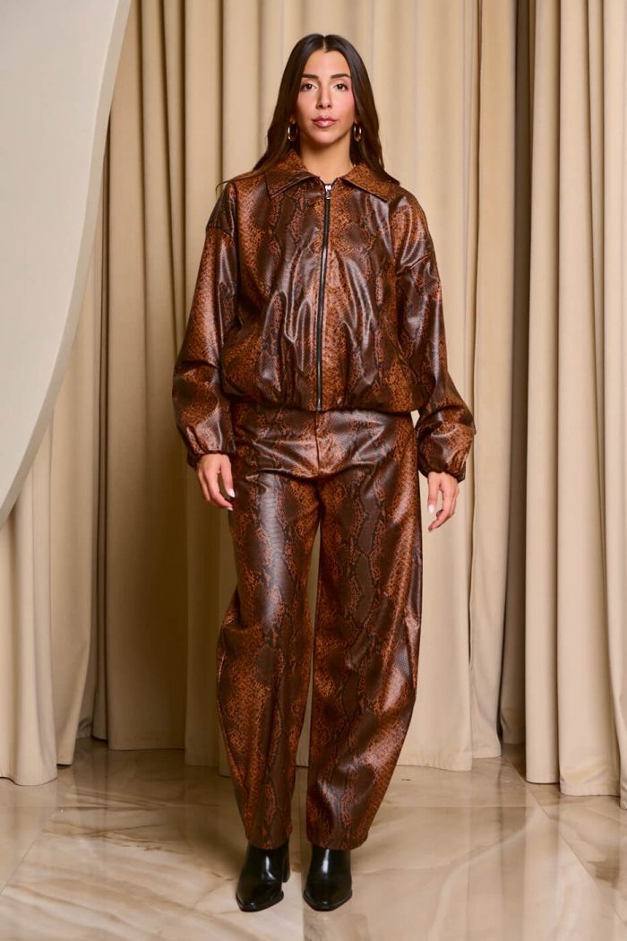 Παντελόνι με snake print και λουστρέ υφή καφέ