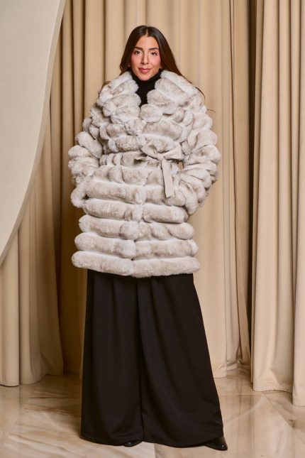 Γούνα με οριζόντια σχέδια εκρού