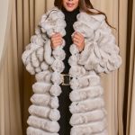 Γούνα με οριζόντια σχέδια εκρού