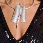 Κολιέ torque μεταλλικό με τρία ανάγλυφα ακανόνιστα σχήματα ασημί