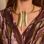 Κολιέ torque μεταλλικό με τρία ανάγλυφα ακανόνιστα σχήματα χρυσό