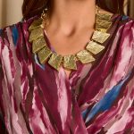 Κολιέ με ανάγλυφα στοιχεία και συνδετικούς κρίκους χρυσό