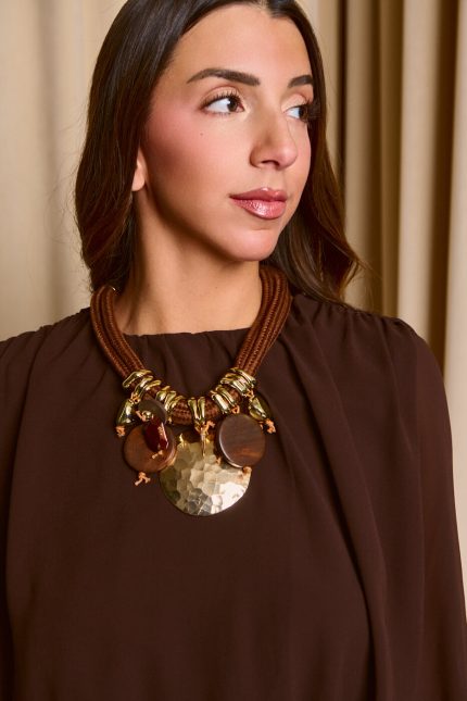 Κολιέ με στρογγυλά σχέδια και χοντρά καφέ κορδόνια χρυσό