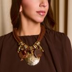 Κολιέ με στρογγυλά σχέδια και χοντρά καφέ κορδόνια χρυσό