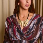 Κολιέ από καουτσούκ και χρυσά κρεμαστά σχέδια