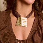 Κολιέ με διάτρητο μαντήλι bronze και κρεμαστό ανάγλυφο σχέδιο χρυσό