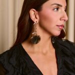 Σκουλαρίκια με σχέδιο σαν λουλούδι και χρυσή βάση μαύρο