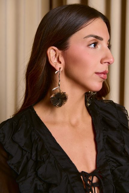 Σκουλαρίκια με σχέδιο σαν λουλούδι και χρυσή βάση μαύρο