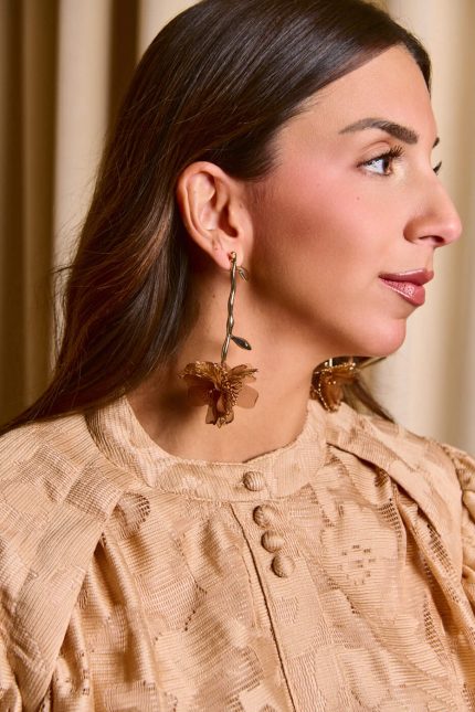 Σκουλαρίκια με σχέδιο σαν λουλούδι και χρυσή βάση καφέ