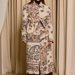 Παλτό με γιακά και σχέδια μπεζ