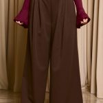 Παντελόνι με πιέτες μπροστά και ζώνη καφέ