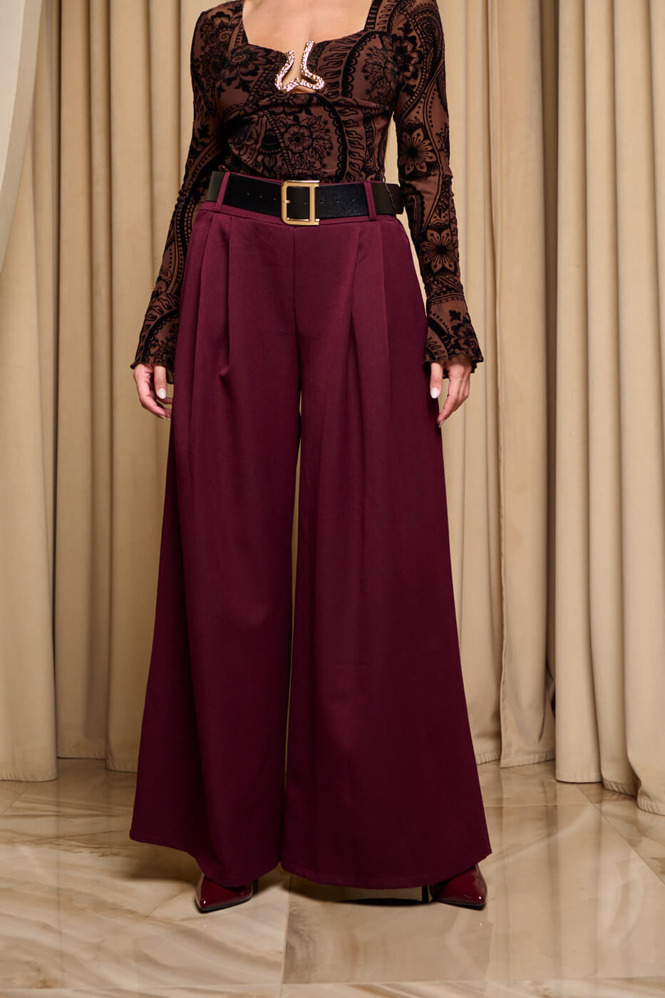 Παντελόνι με πιέτες μπροστά και ζώνη βουργουνδί
