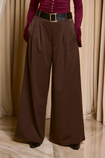 Παντελόνι με πιέτες μπροστά και ζώνη καφέ