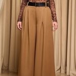 Παντελόνι με πιέτες μπροστά και ζώνη camel