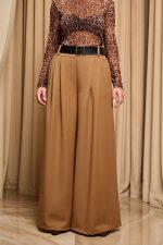 Παντελόνι με πιέτες μπροστά και ζώνη camel