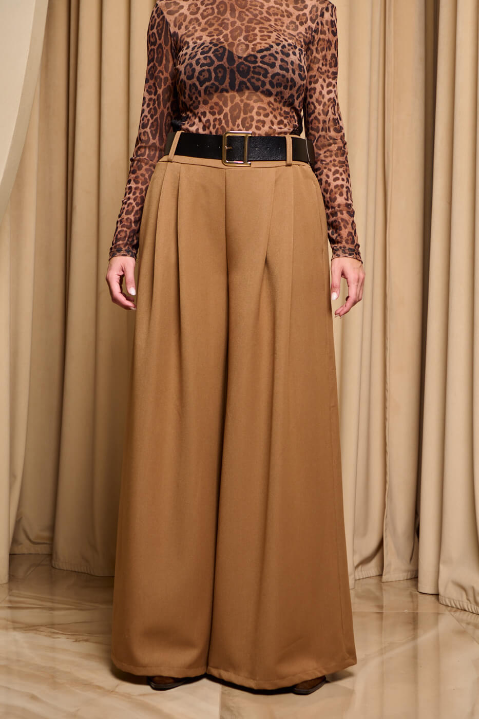 Παντελόνι με πιέτες μπροστά και ζώνη camel