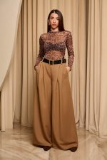 Παντελόνι με πιέτες μπροστά και ζώνη camel - Image 2