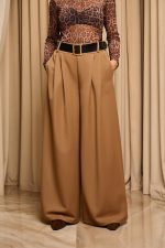 Παντελόνι με πιέτες μπροστά και ζώνη camel - Image 3