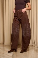 Παντελόνι τζιν barrel με στρας σκούρο καφέ - Image 4