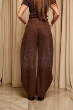 Παντελόνι τζιν barrel με στρας σκούρο καφέ - Image 6