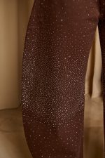 Παντελόνι τζιν barrel με στρας σκούρο καφέ - Image 8