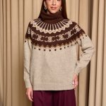 Πουλόβερ πλεκτό με σχέδιο και στρας καφέ - πούρο