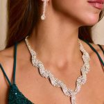 Σετ κολιέ - σκουλαρίκια με διπλή συστροφή σε σχήμα V με κόσμημα χρυσό