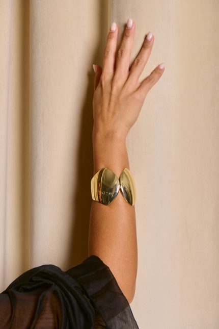 Βραχιόλι cuff λείο με συμμετρικά καμπύλα σχέδια χρυσό