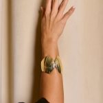 Βραχιόλι cuff λείο με συμμετρικά καμπύλα σχέδια χρυσό