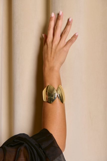 Βραχιόλι cuff λείο με συμμετρικά καμπύλα σχέδια χρυσό