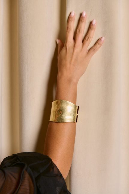 Βραχιόλι cuff με καμπυλότητα και ανάγλυφη επιφάνεια χρυσό