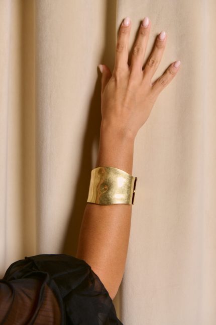 Βραχιόλι cuff με καμπυλότητα και ανάγλυφη επιφάνεια χρυσό