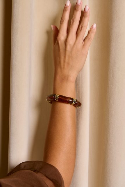 Βραχιόλι κοκάλινο καφέ με χρυσές λεπτομέρειες