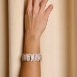 Βραχιόλι cuff με διαδοχικά σχέδια καλυμμένο με στρας χρυσό