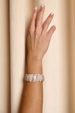 Βραχιόλι cuff με διαδοχικά σχέδια καλυμμένο με στρας χρυσό - Image 2