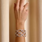 Βραχιόλι cuff με διαδοχικά οβάλ καλυμμένα με στρας χρυσό