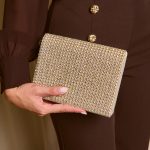 Tσάντα χειρός με στρας στο μπροστινό μέρος χρυσή