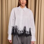 Πουκάμισο με σχέδιο δαντέλα στο κάτω μέρος λευκό