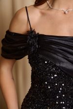 Φόρεμα maxi με παγιέτες και ντραπέ σατεν σχέδιο μαύρο - Image 6