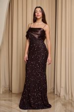 Φόρεμα maxi με παγιέτες και ντραπέ σατεν σχέδιο καφέ - Image 5