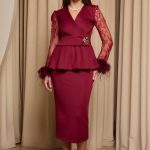 Σετ μπλούζα-φούστα με δαντέλα και πούπουλα βουργουνδί